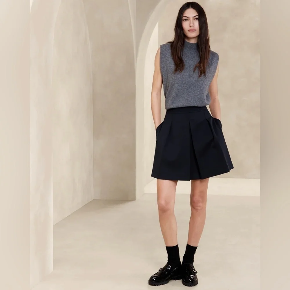 NWT! Banana Republic Navy Blue Trueno Pleated Skirt  - Size 4 🧉